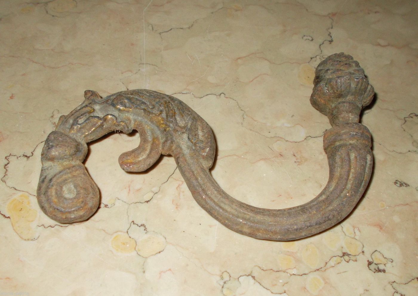 Supporto Decorativo In Ferro Fusione Con Pigna, Epoca 1900