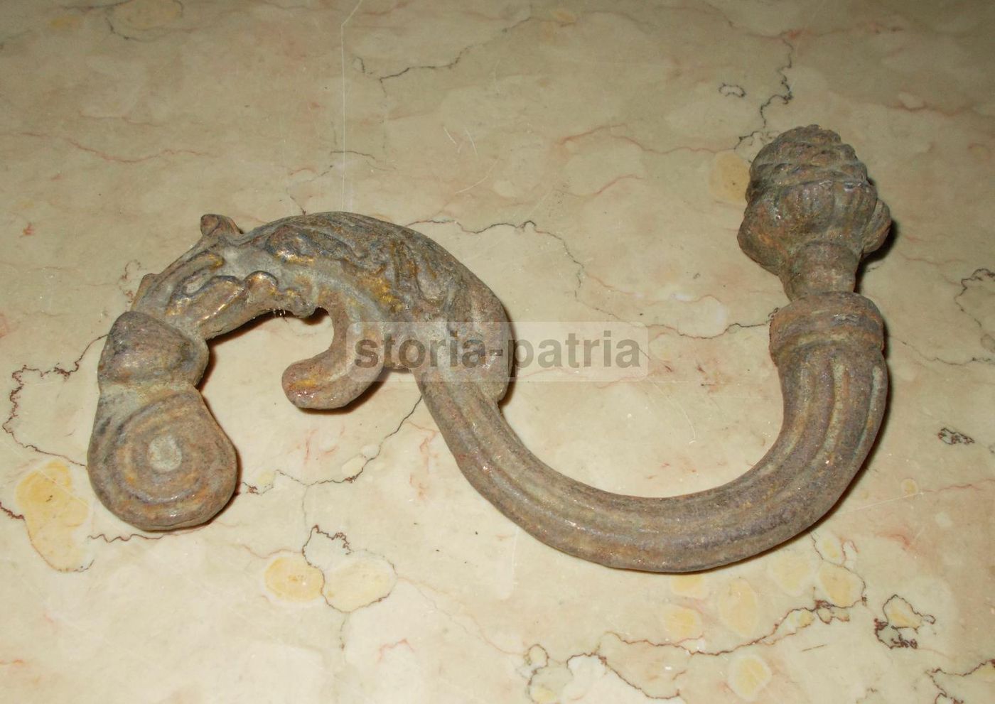 Supporto Decorativo In Ferro Fusione Con Pigna, Epoca 1900