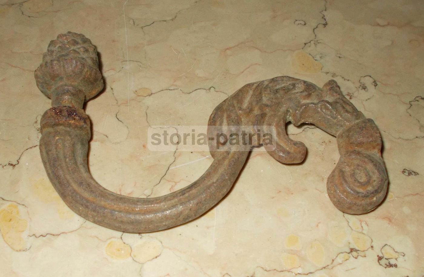Supporto Decorativo In Ferro Fusione Con Pigna, Epoca 1900