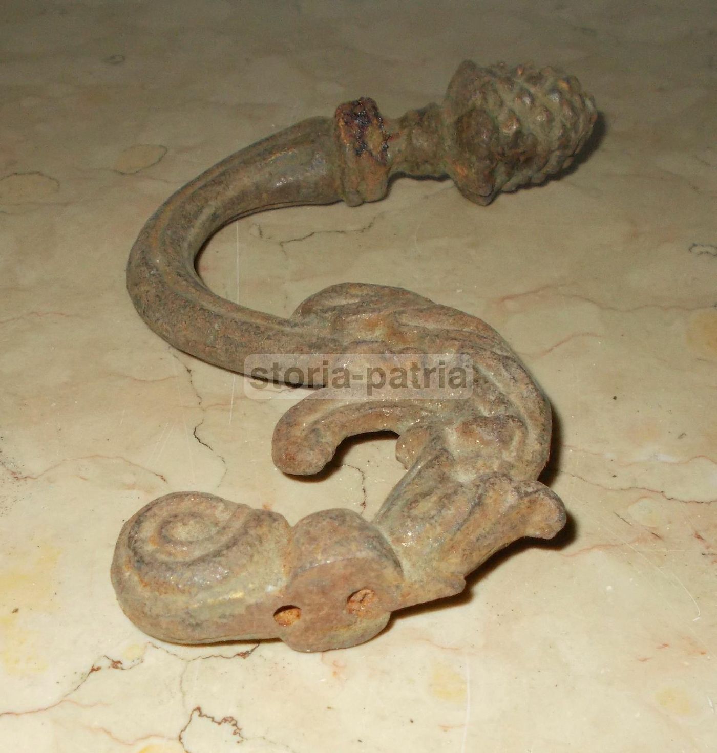 Supporto Decorativo In Ferro Fusione Con Pigna, Epoca 1900