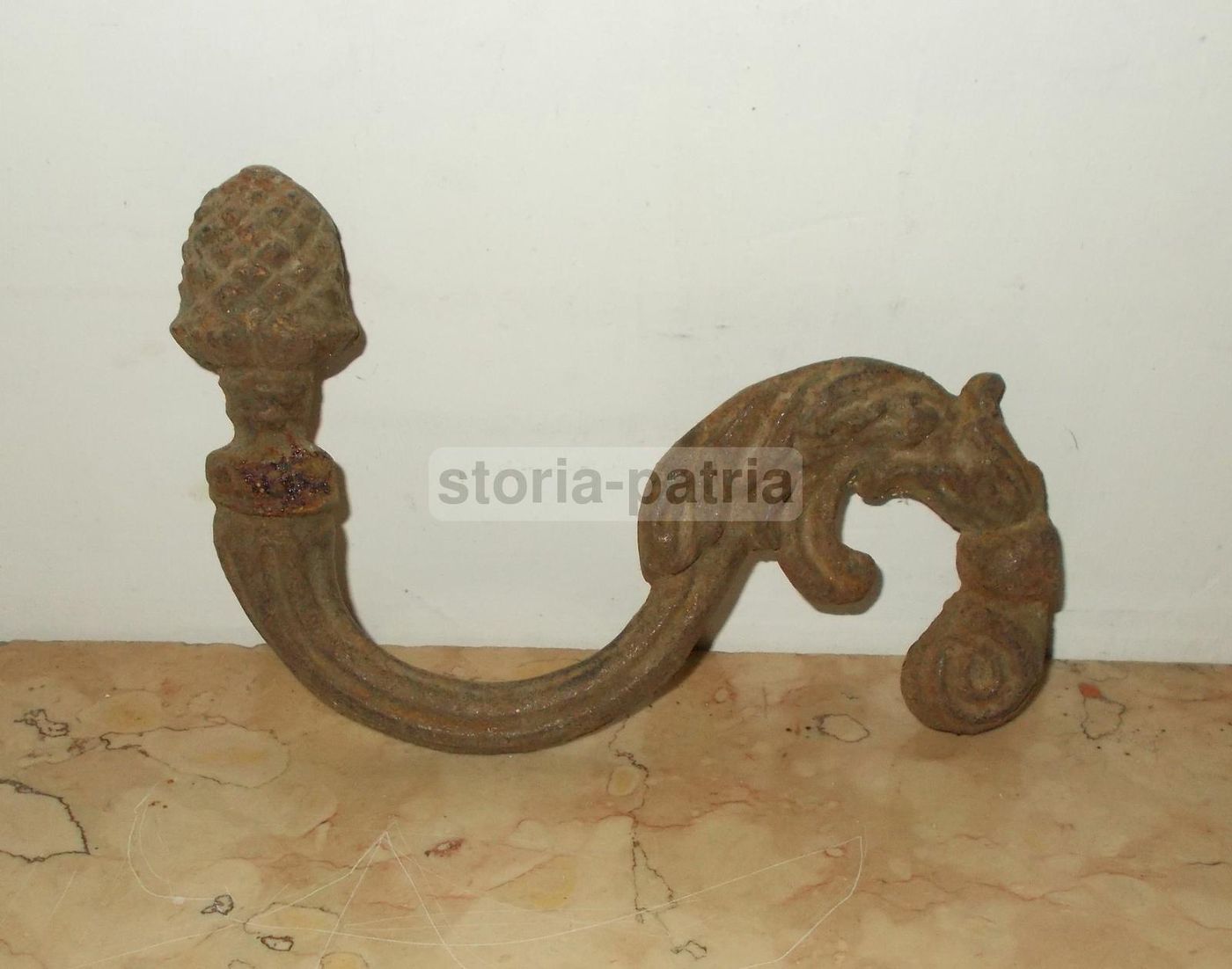 Supporto Decorativo In Ferro Fusione Con Pigna, Epoca 1900