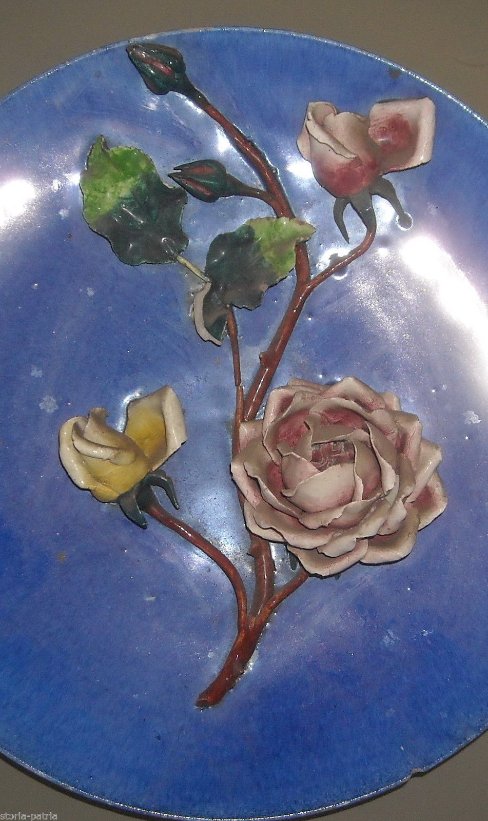 Piatto In Ceramica Decorativa Con Fiori In Rilievo, Stile Liberty, Primo '900