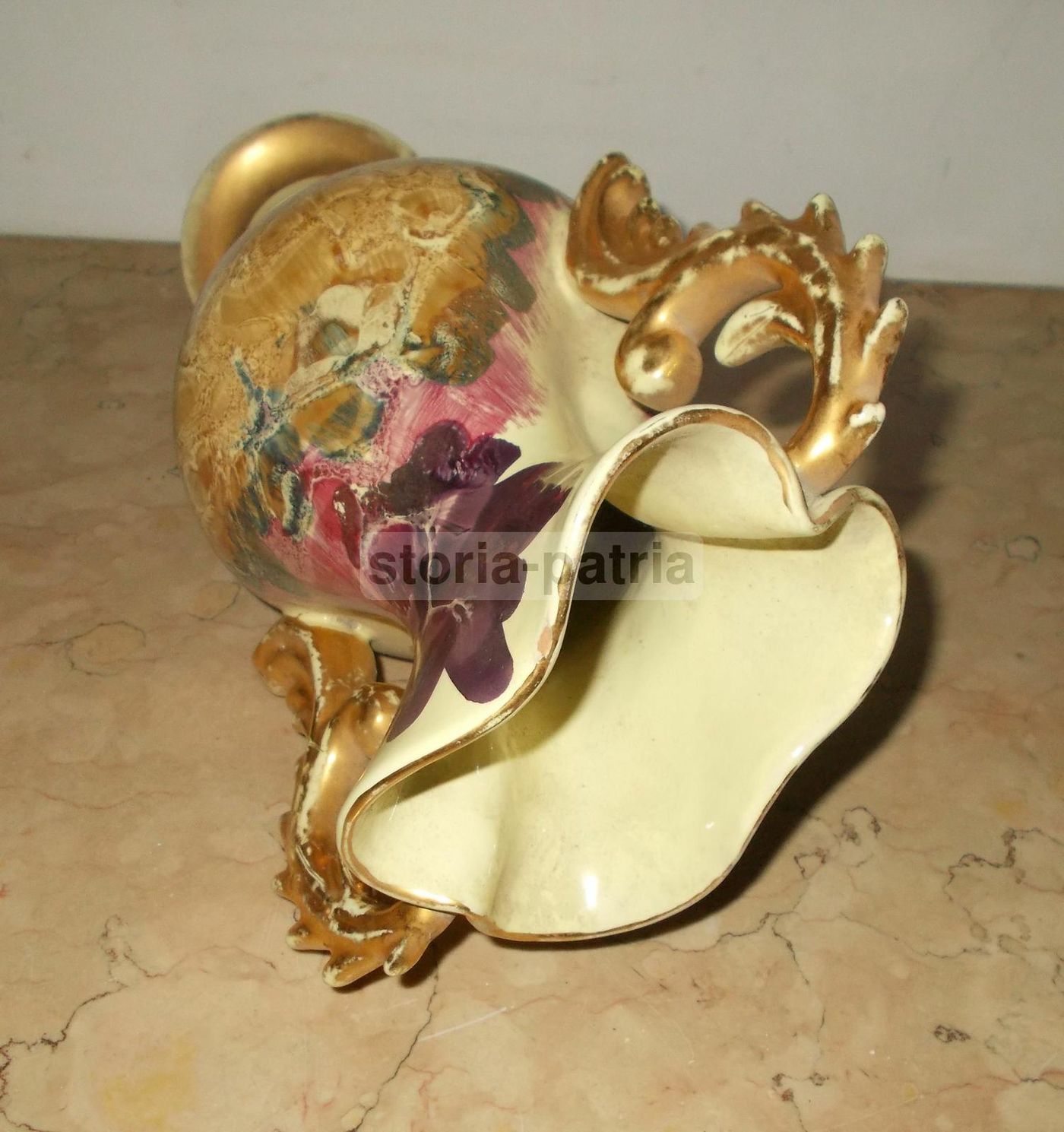 Vaso Decorativo In Ceramica Con Manici Dorati Italiano Anni '50