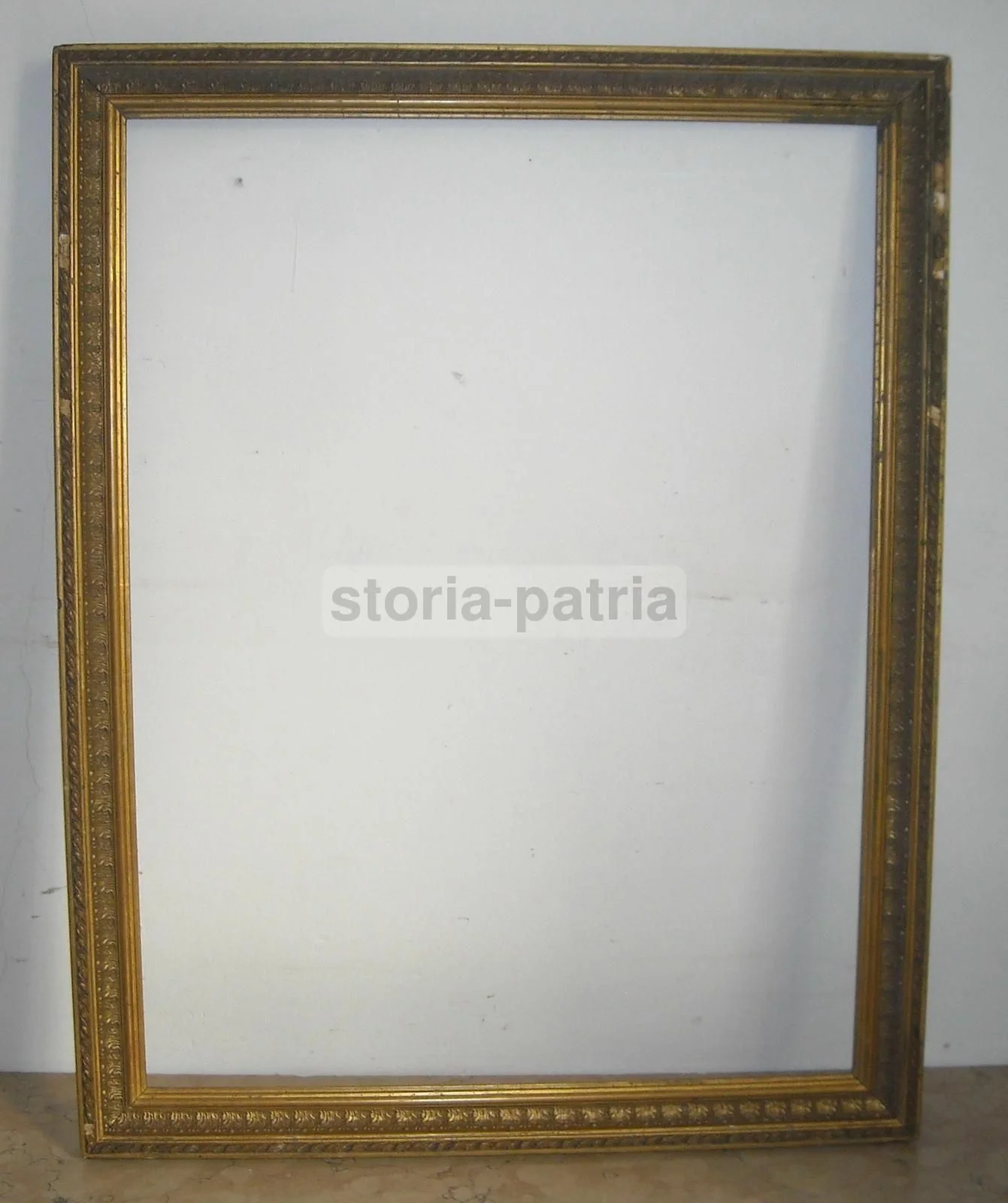 Antica Cornice Liberty in Legno Dorato con Decori a Rilievo