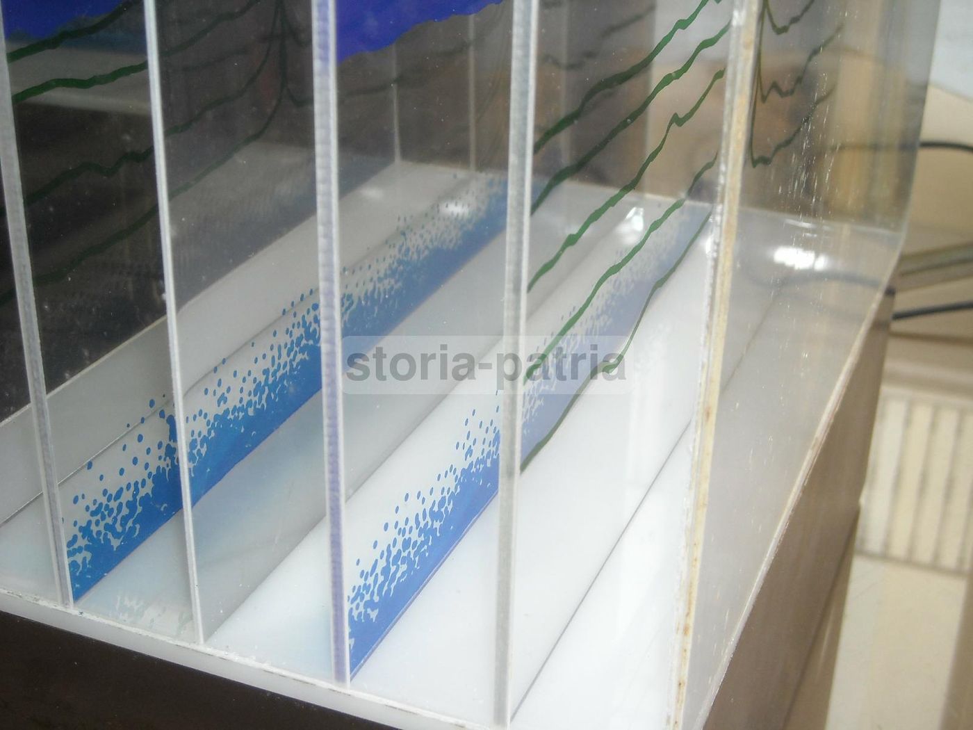 Lampada Scultura Renato Meneghetti In Plexiglass E Metallo Cromato, Anni '70