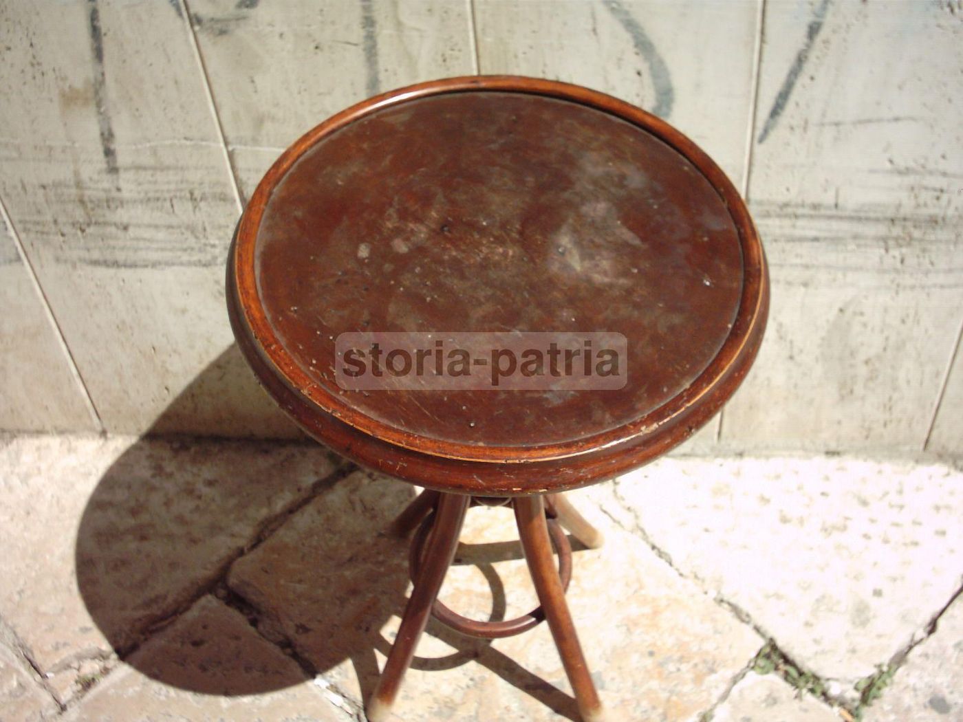 Antico Tavolino Rotondo Stile Thonet Liberty In Legno Di Faggio, 1900 Circa