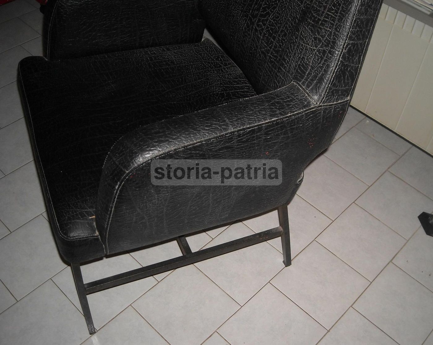 Poltrona Modernariato Anni '60 In Similpelle Nera E Metallo