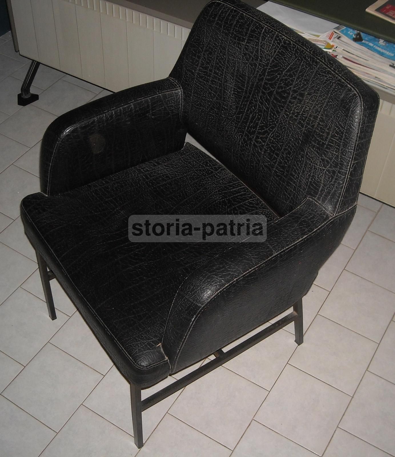 Poltrona Modernariato Anni '60 In Similpelle Nera E Metallo