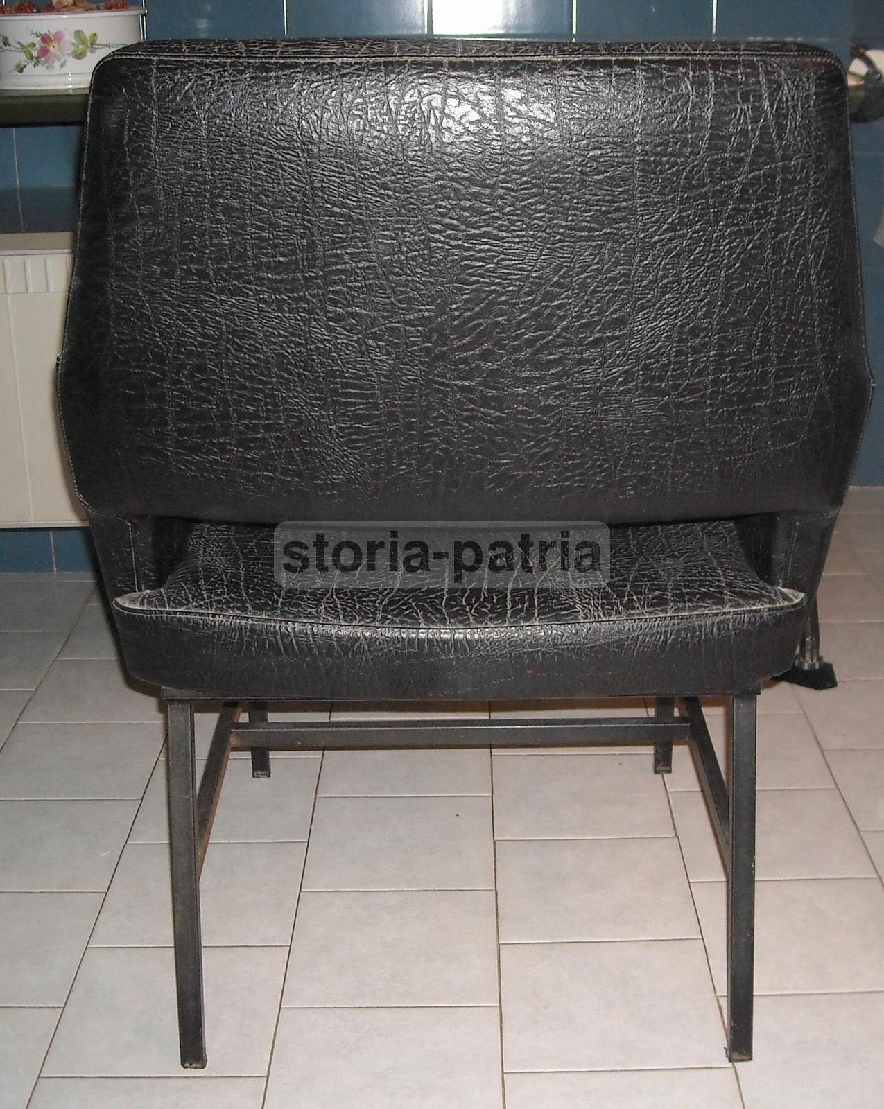 Poltrona Modernariato Anni '60 In Similpelle Nera E Metallo