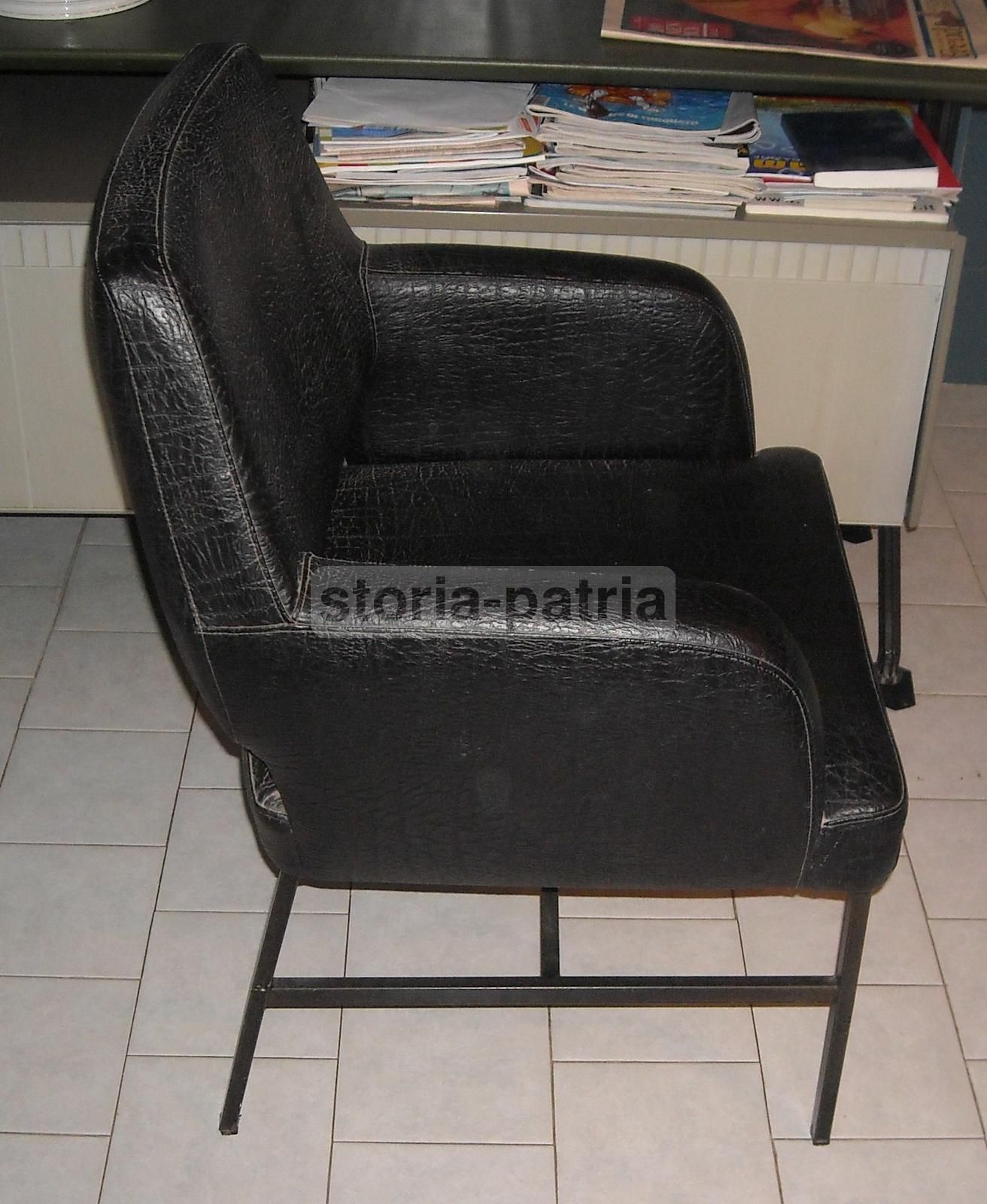 Poltrona Modernariato Anni '60 In Similpelle Nera E Metallo