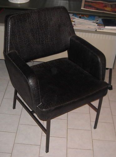 Poltrona Modernariato Anni '60 In Similpelle Nera E Metallo