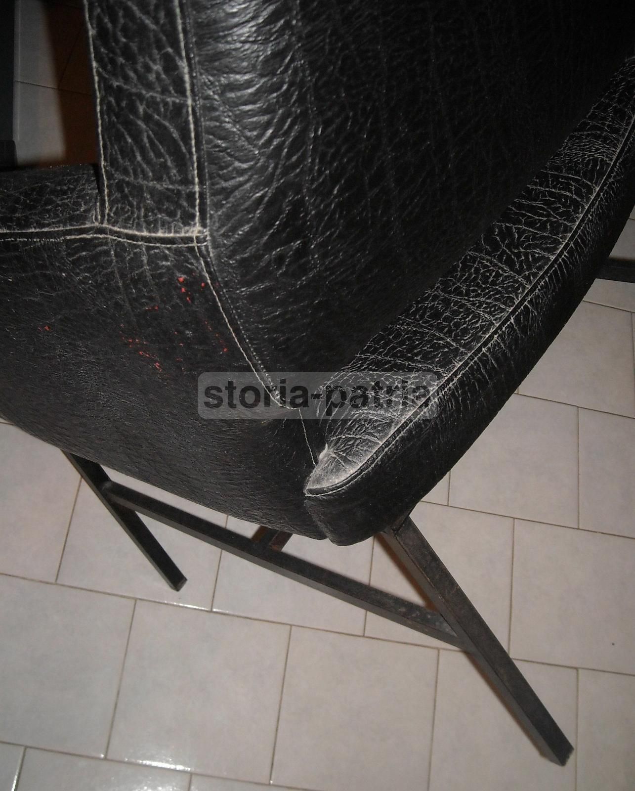 Poltrona Modernariato Anni '60 In Similpelle Nera E Metallo