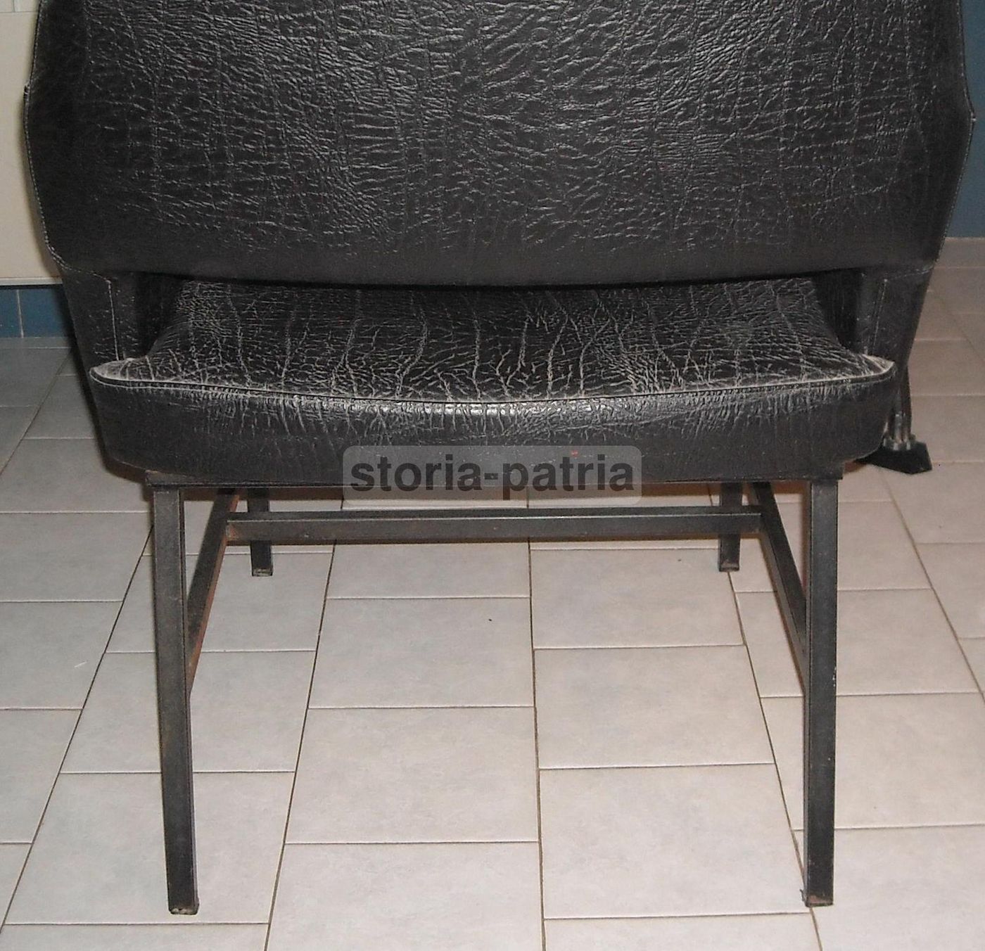 Poltrona Modernariato Anni '60 In Similpelle Nera E Metallo