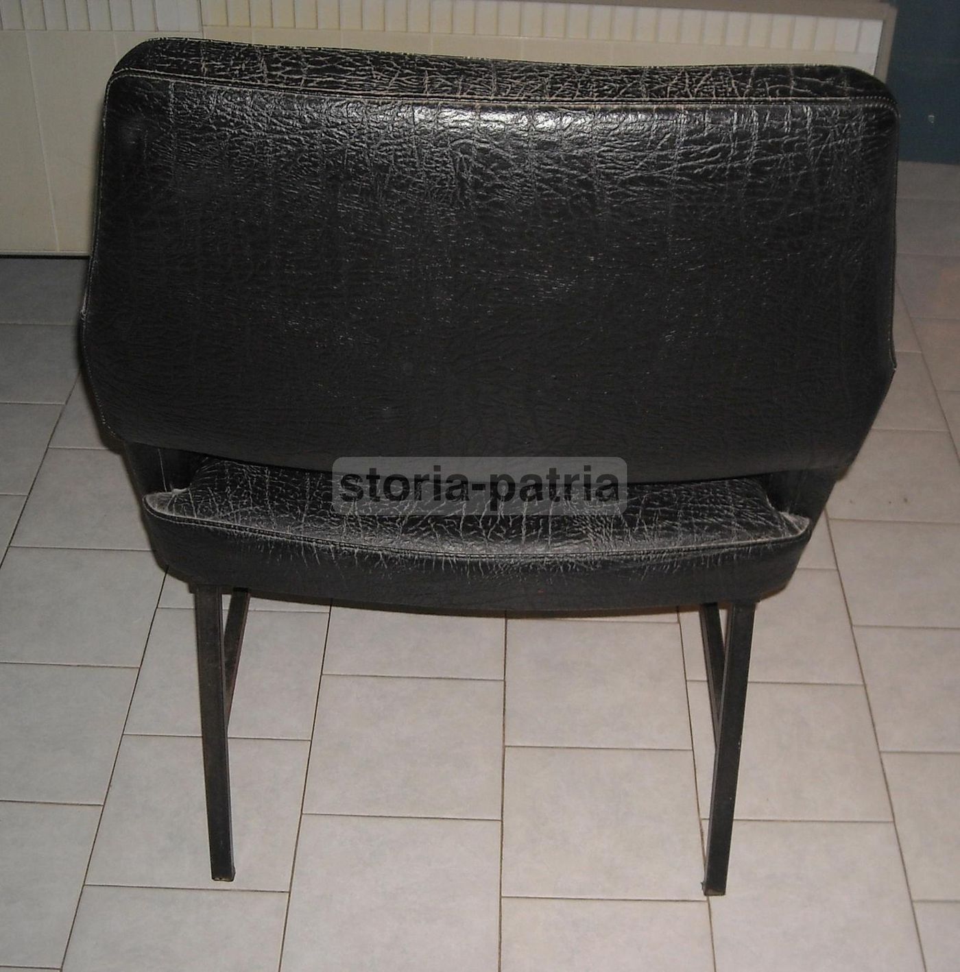 Poltrona Modernariato Anni '60 In Similpelle Nera E Metallo