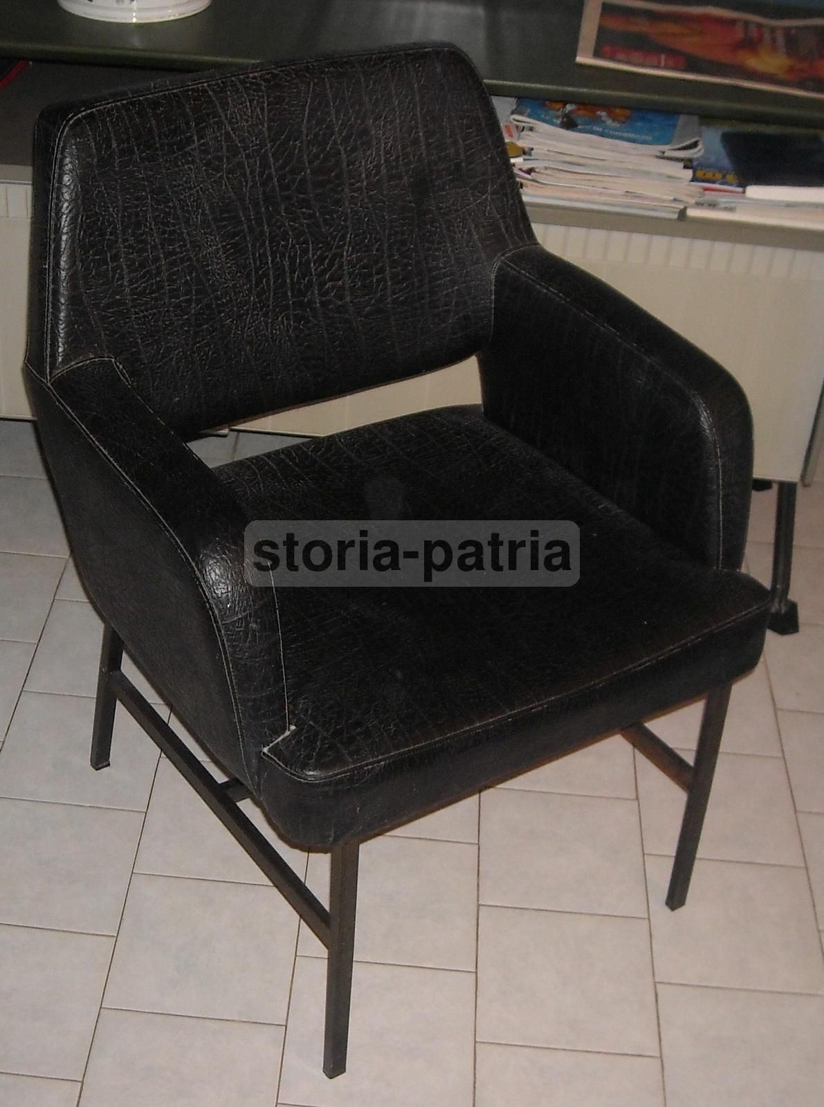 Poltrona Modernariato Anni '60 In Similpelle Nera E Metallo