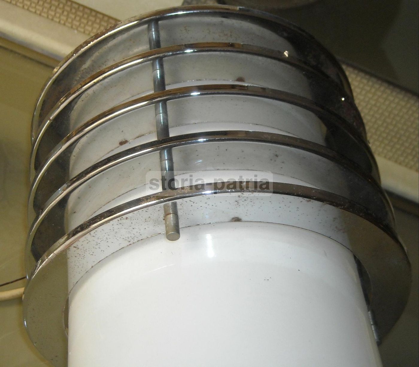 Lampada Da Soffitto Modernariato In Vetro Opalescente E Metallo Cromato