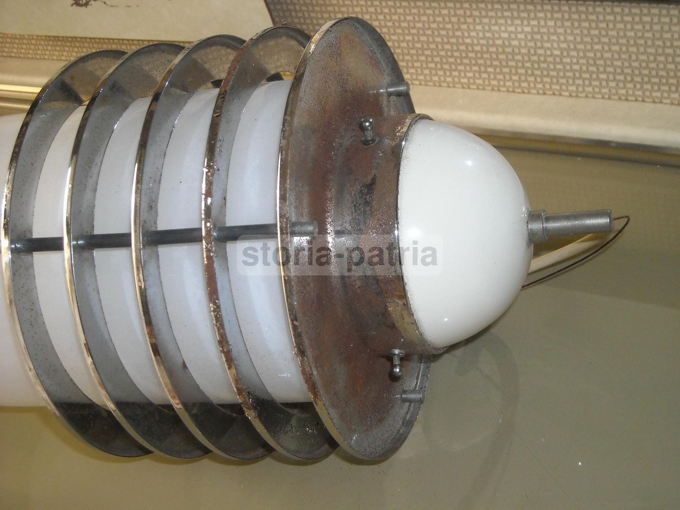 Lampada Da Soffitto Modernariato In Vetro Opalescente E Metallo Cromato
