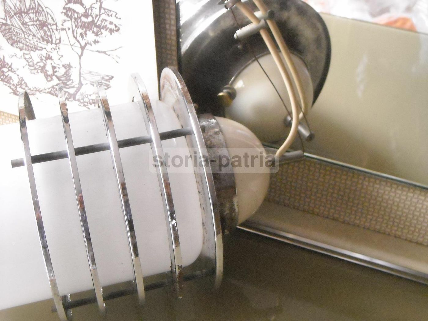 Lampada Da Soffitto Modernariato In Vetro Opalescente E Metallo Cromato