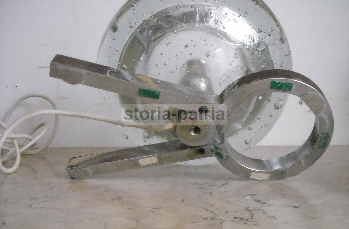 Lampada Sferica Vintage In Vetro Massiccio E Metallo Cromato, Anni '70
