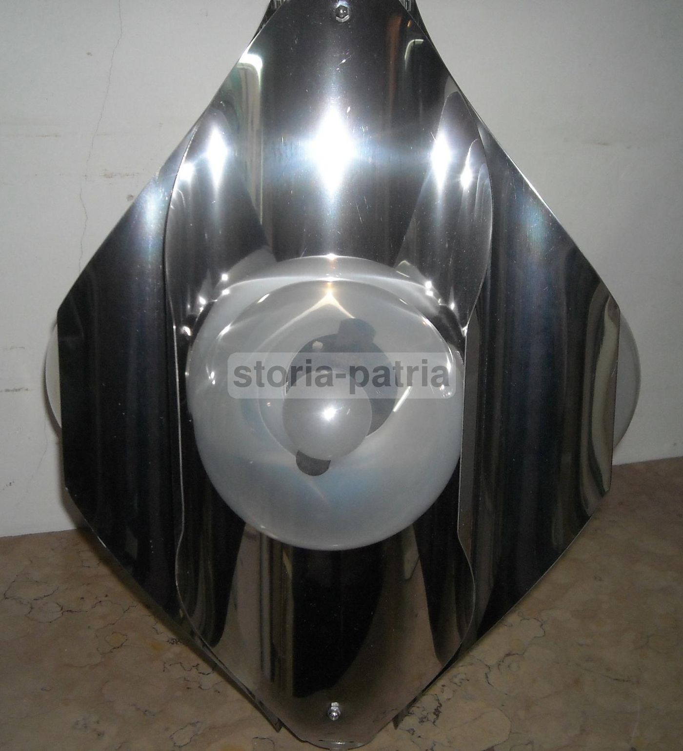 Lampadario Vintage Anni 70 In Metallo Cromato A Quattro Luci Con Globi In Vetro