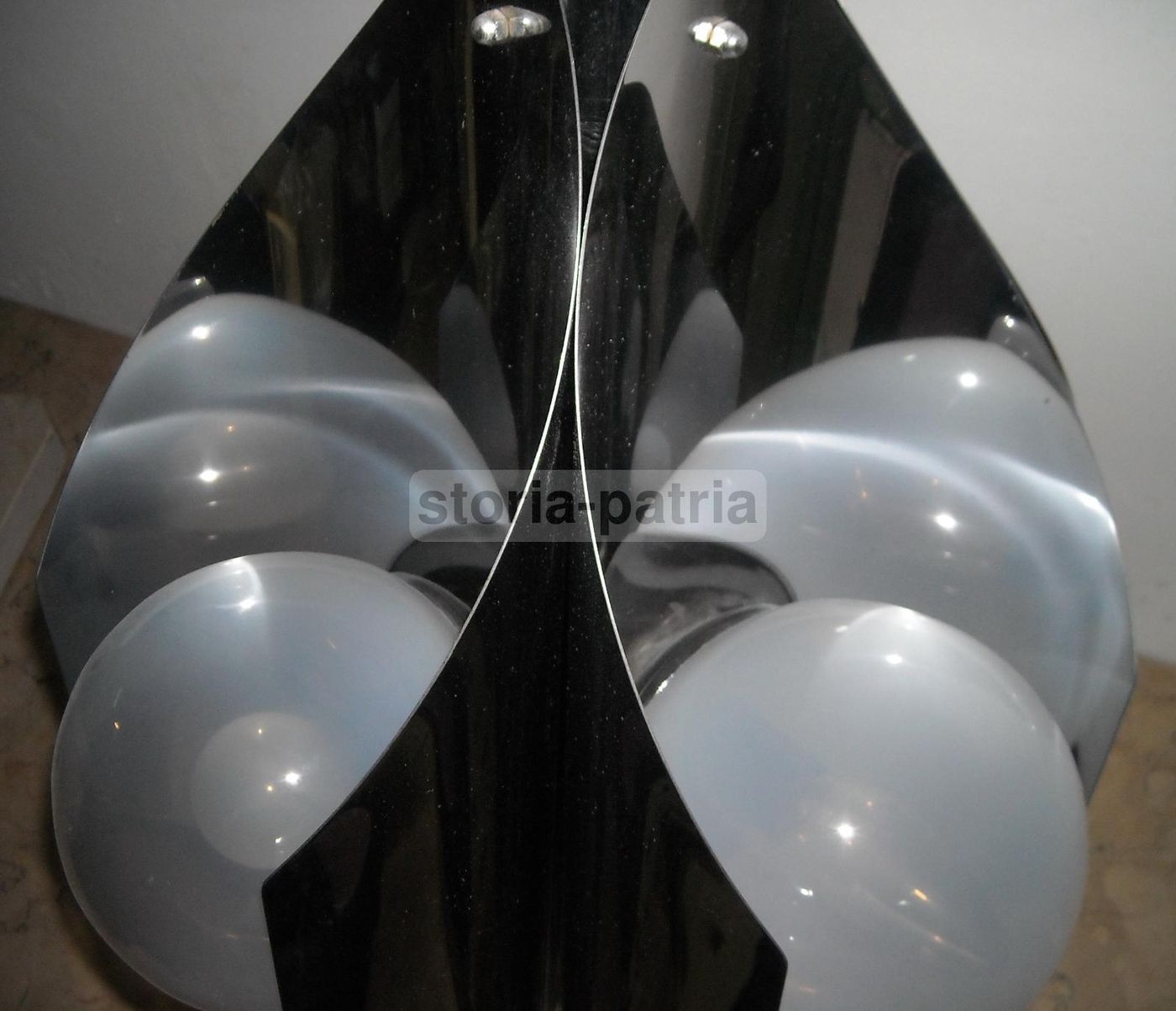 Lampadario Vintage Anni 70 In Metallo Cromato A Quattro Luci Con Globi In Vetro