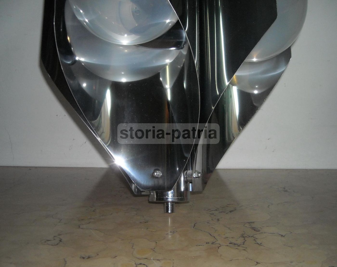 Lampadario Vintage Anni 70 In Metallo Cromato A Quattro Luci Con Globi In Vetro