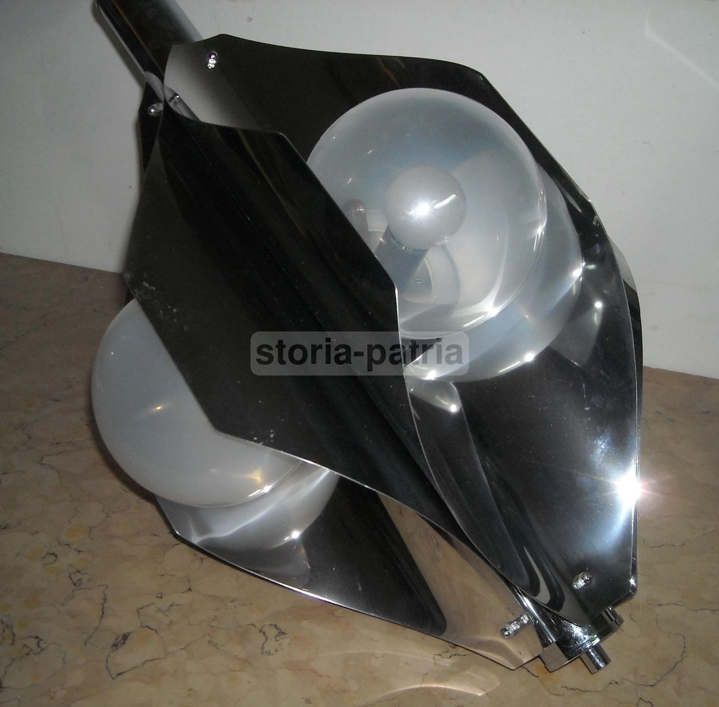 Lampadario Vintage Anni 70 In Metallo Cromato A Quattro Luci Con Globi In Vetro