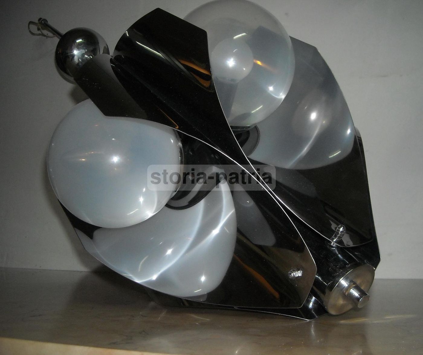 Lampadario Vintage Anni 70 In Metallo Cromato A Quattro Luci Con Globi In Vetro