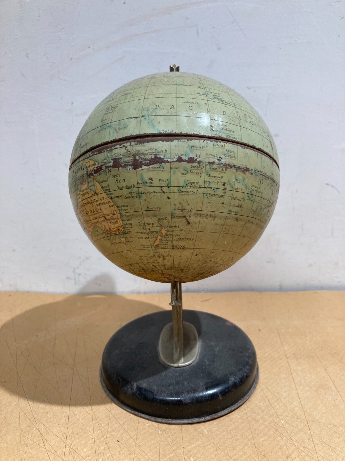Mappamondo Inglese Decorativo In Metallo, Anni '30