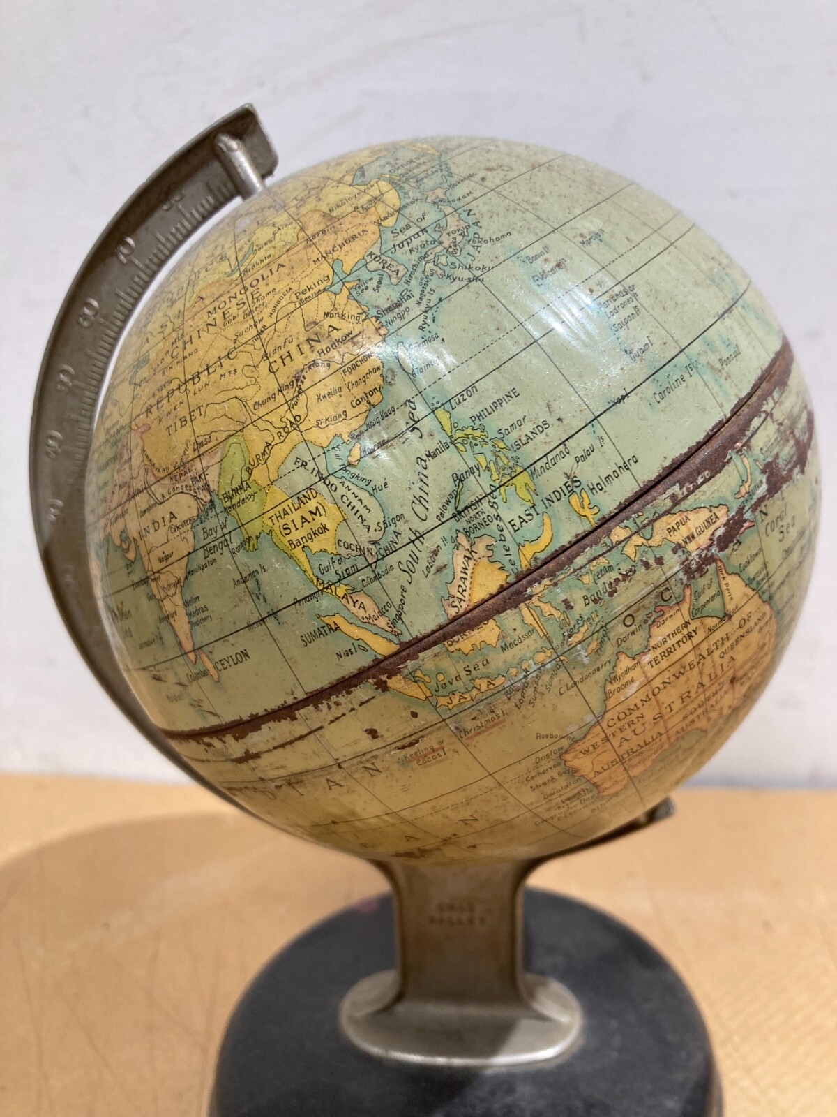 Mappamondo Inglese Decorativo In Metallo, Anni '30