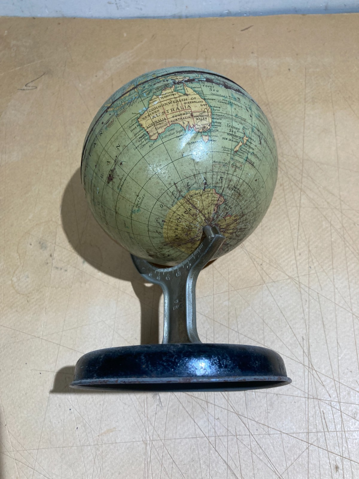 Mappamondo Inglese Decorativo In Metallo, Anni '30