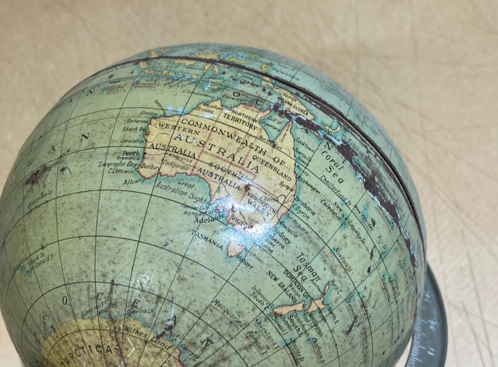 Mappamondo Inglese Decorativo In Metallo, Anni '30