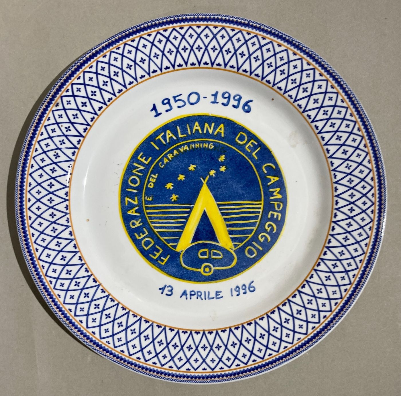 Piatto In Ceramica Pubblicitaria Federazione Italiana Del Campeggio, 1996