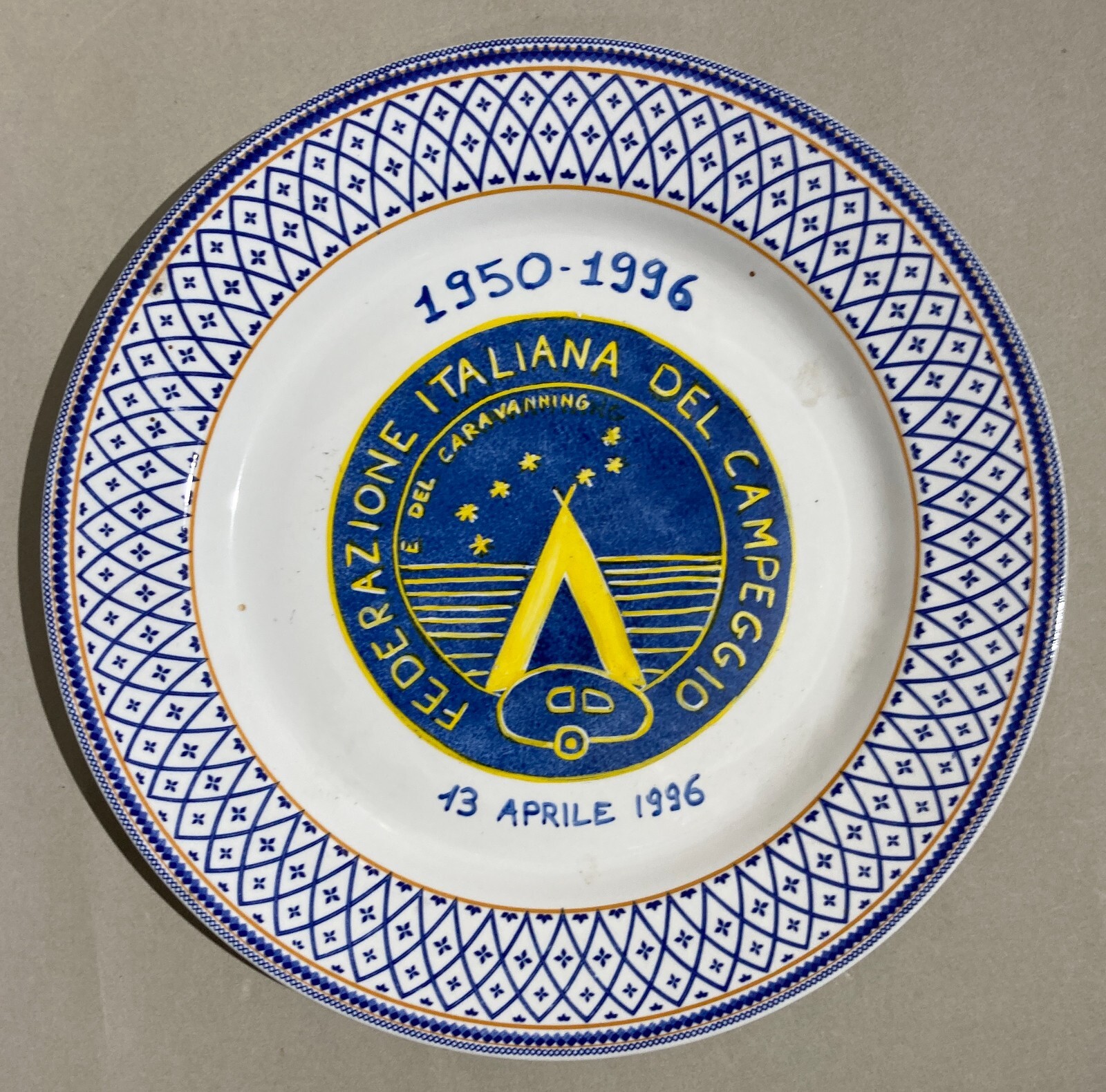 Piatto In Ceramica Pubblicitaria Federazione Italiana Del Campeggio, 1996