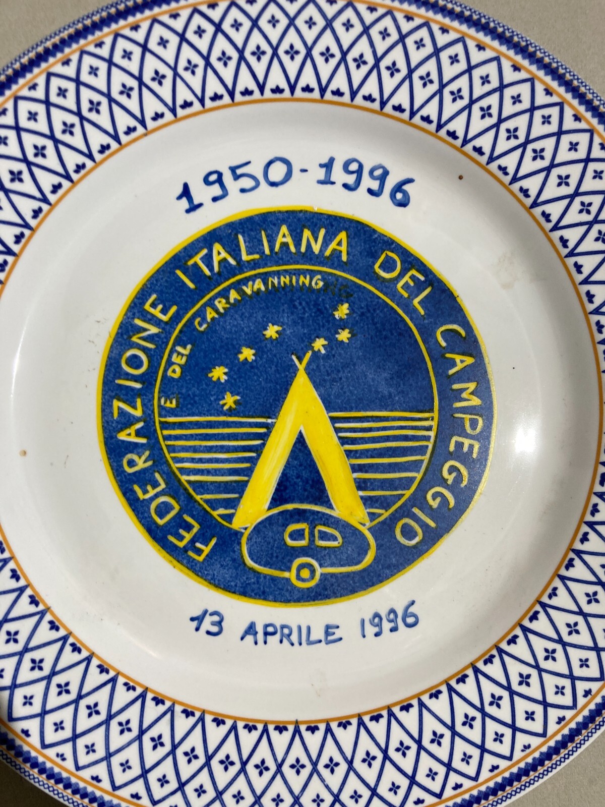 Piatto In Ceramica Pubblicitaria Federazione Italiana Del Campeggio, 1996