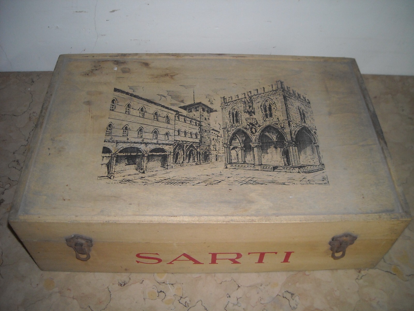 Distilleria Liquori Sarti: Scatola Figurata Con Veduta Di Città   Pubblicitaria