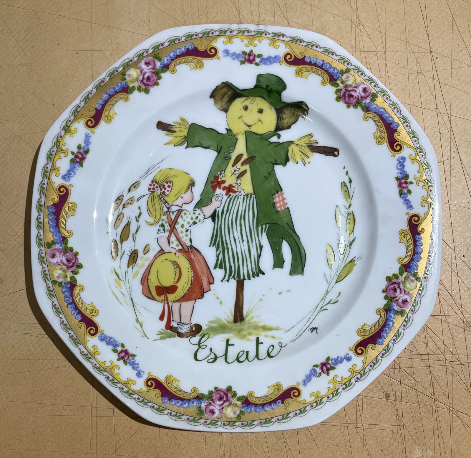 Piatto Decorativo Con Illustrazione Fumettistica   Allegoria Dell'Estate   Spaventapasseri