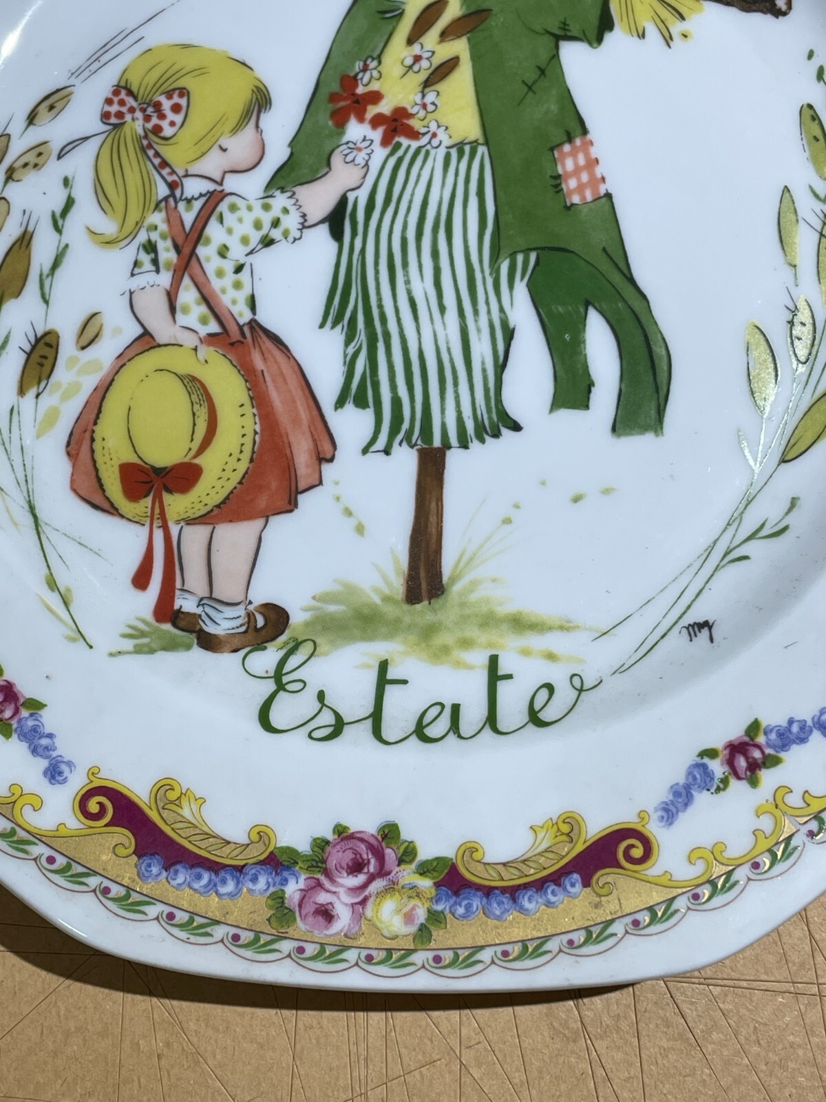 Piatto Decorativo Con Illustrazione Fumettistica   Allegoria Dell'Estate   Spaventapasseri
