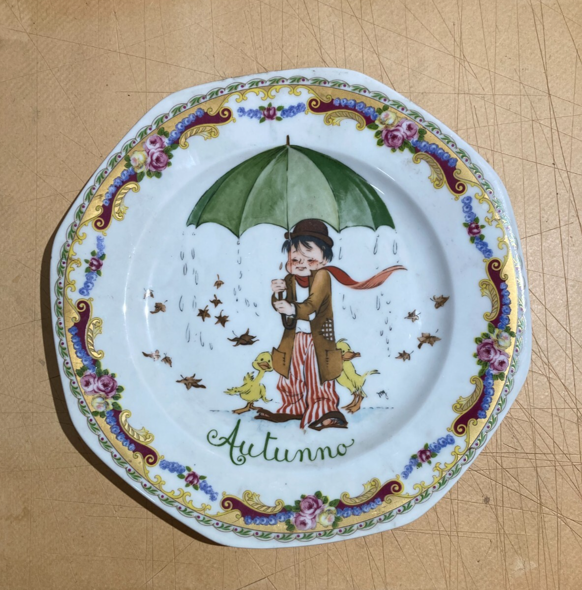 Allegoria Dell'Autunno: Piatto Fumettistico Con Decori Floreali E Dorature