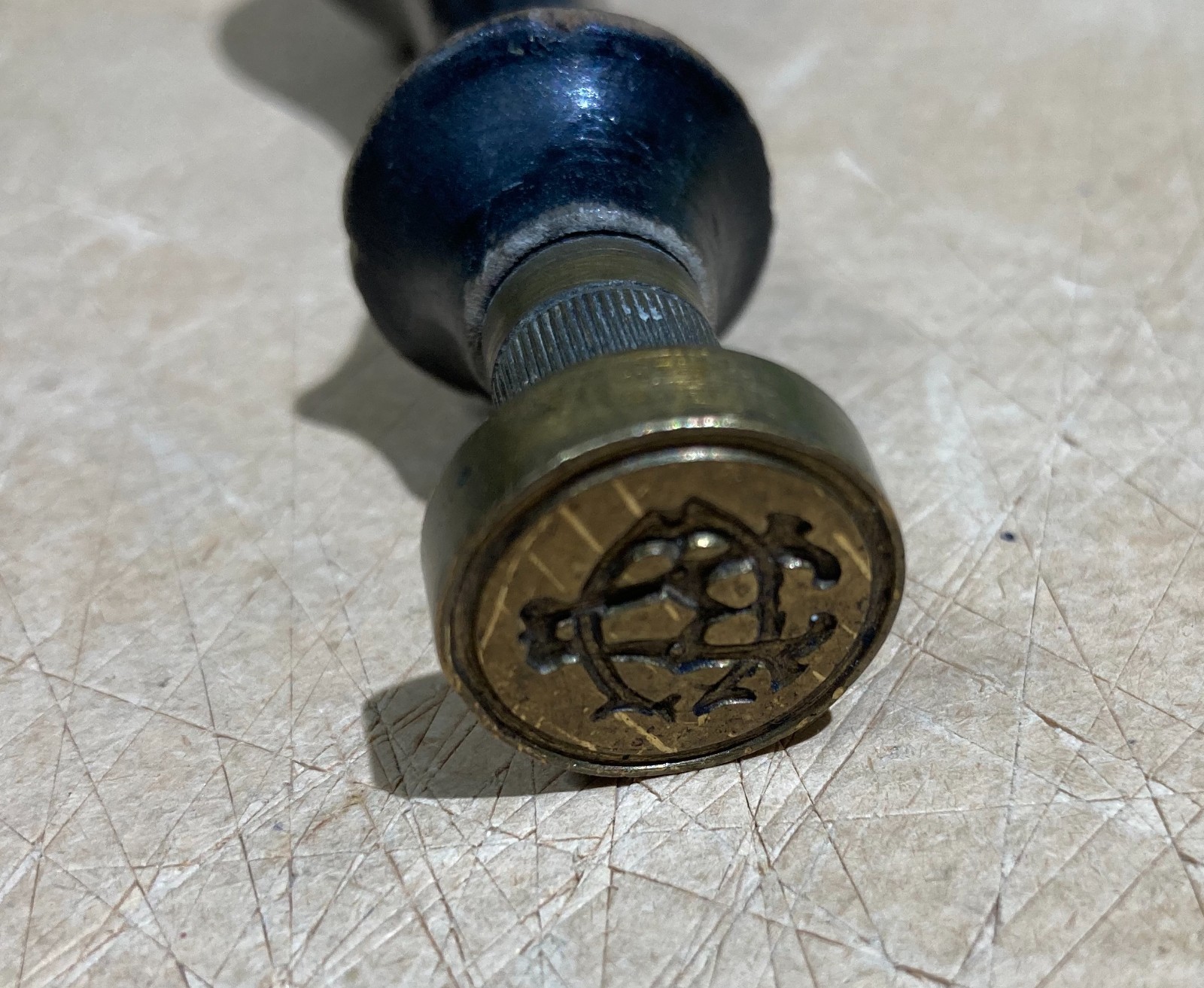 Antico Timbro Con Monogramma Araldico AC In Legno E Ottone