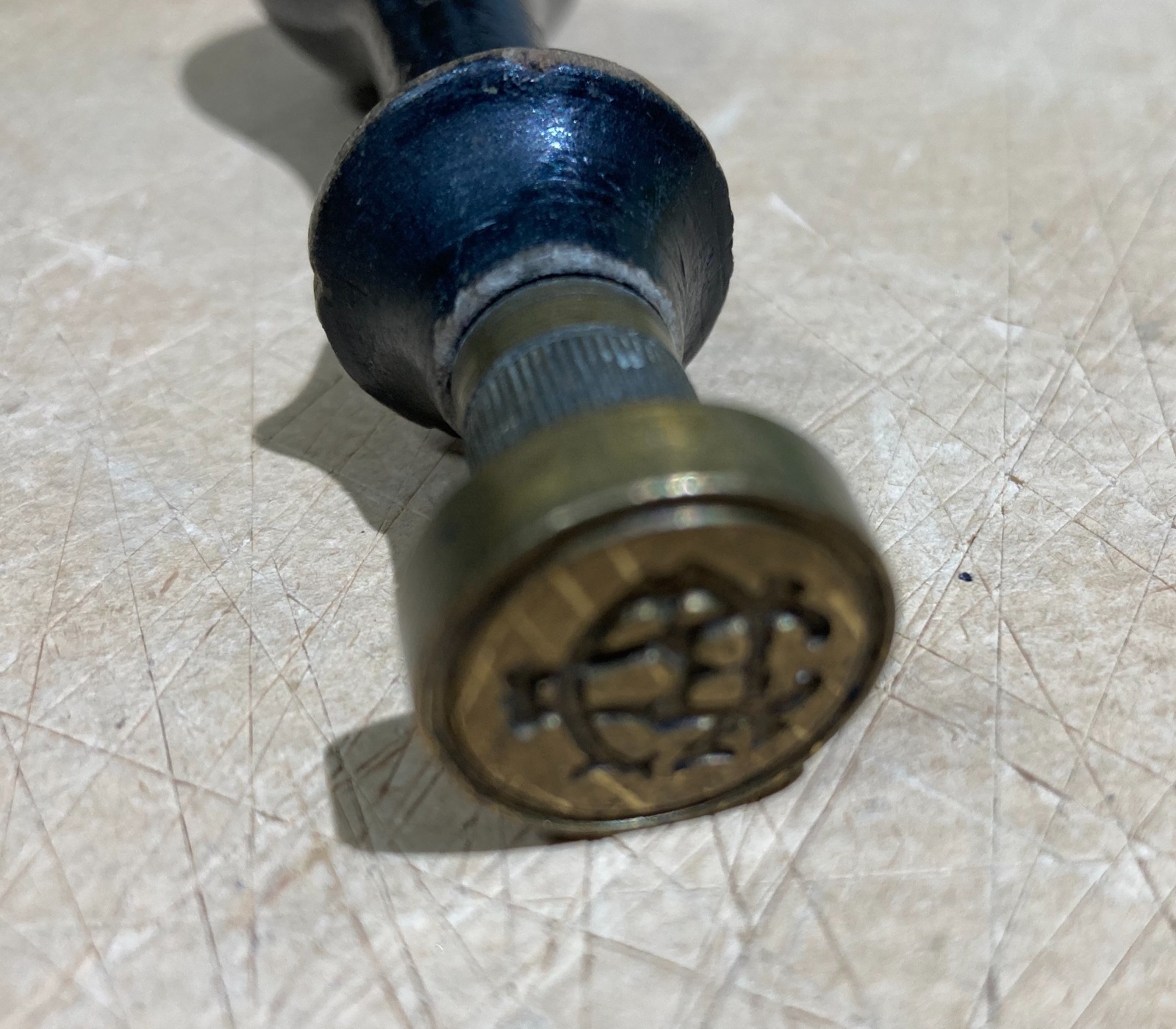 Antico Timbro Con Monogramma Araldico AC In Legno E Ottone