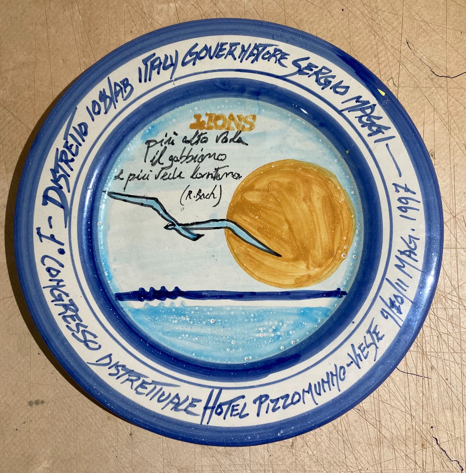 Puglia, Gargano, Vieste: 1° Congresso Distrettuale Lions. Piatto Pubblicitario Dipinto A Mano Da Robustella, 1997