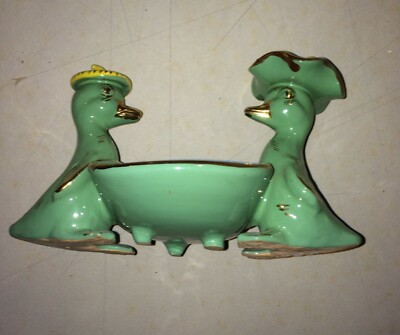 Soprammobile In Ceramica Con Figure Di Paperi E Cestino Svuotatasche