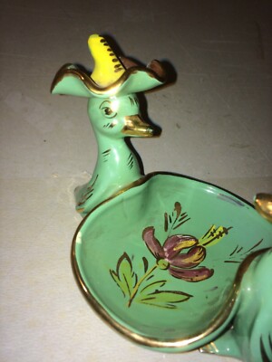 Soprammobile In Ceramica Con Figure Di Paperi E Cestino Svuotatasche