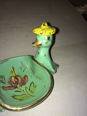 Soprammobile In Ceramica Con Figure Di Paperi E Cestino Svuotatasche