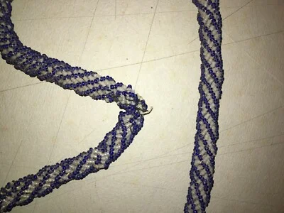 Arte del Vetro: Antica Collana di Perline in Vetro Colorato Bianco e Blu d'epoca