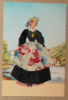 Abruzzo, Scanno: Arte E Folklore. Costumi Popolari, Veduta Con Lago Con Tessuti E Fili