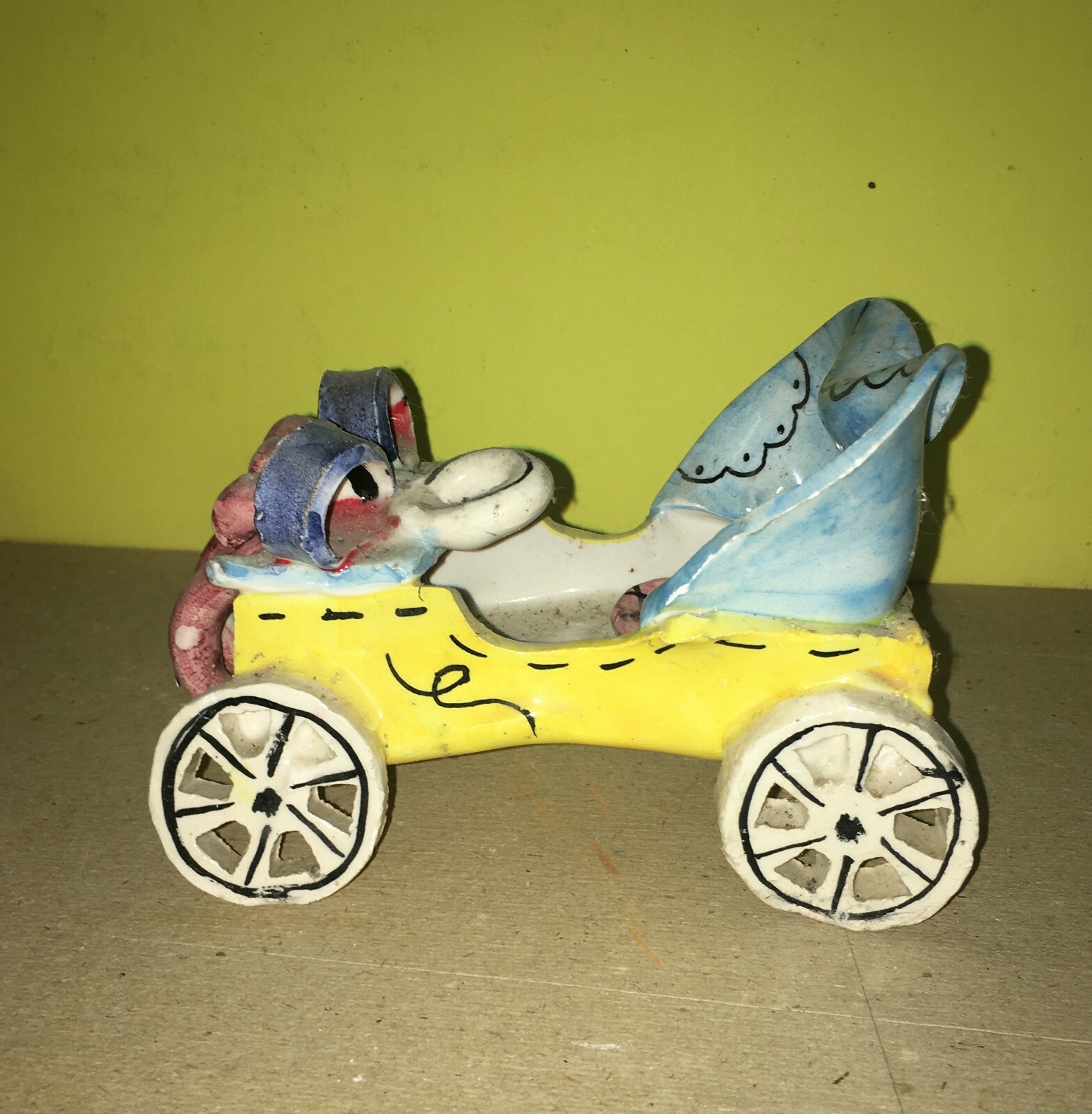 Soprammobile In Ceramica Policroma A Forma Di Automobile d'Epoca, Siglata CA