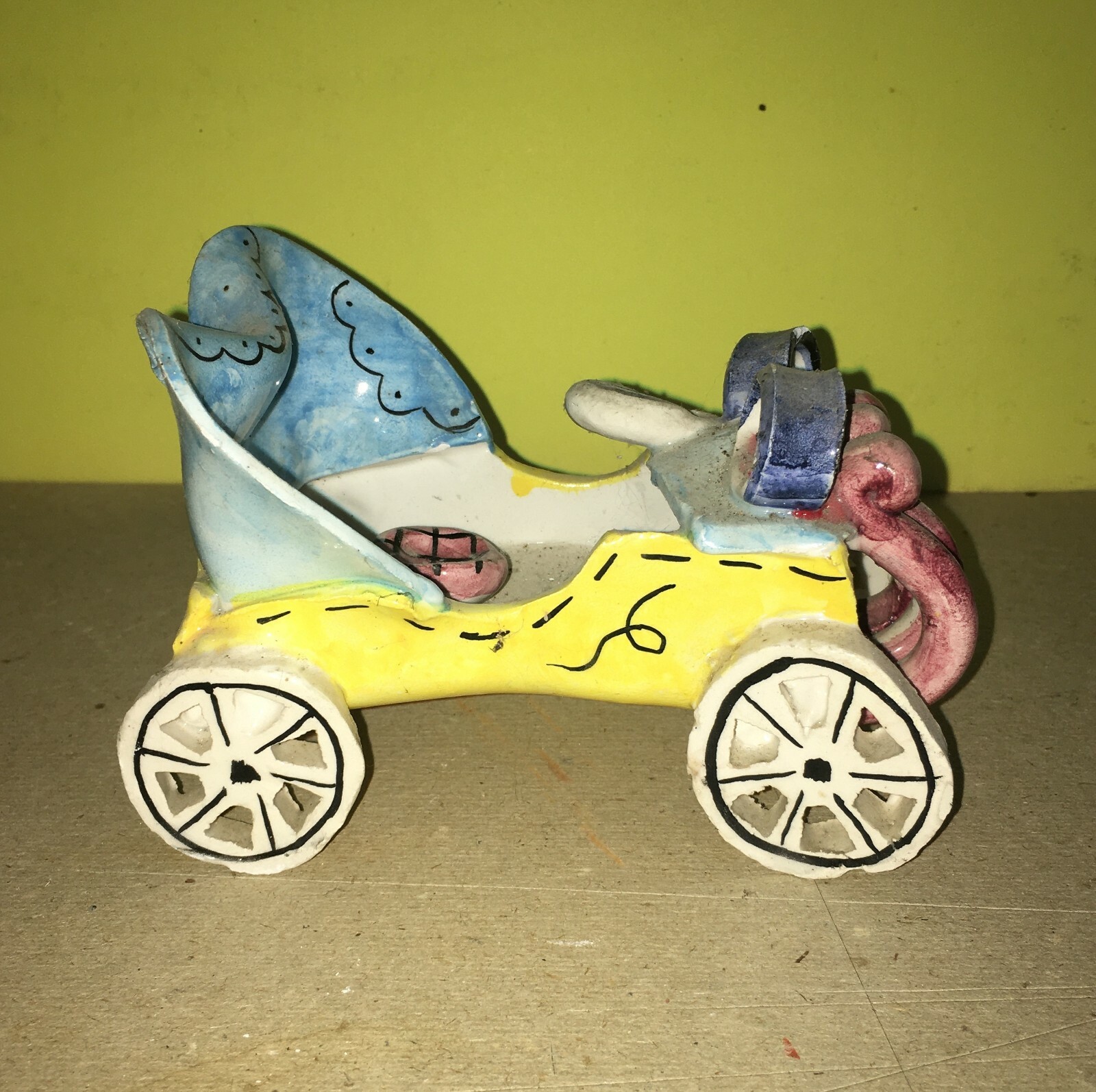 Soprammobile In Ceramica Policroma A Forma Di Automobile d'Epoca, Siglata CA