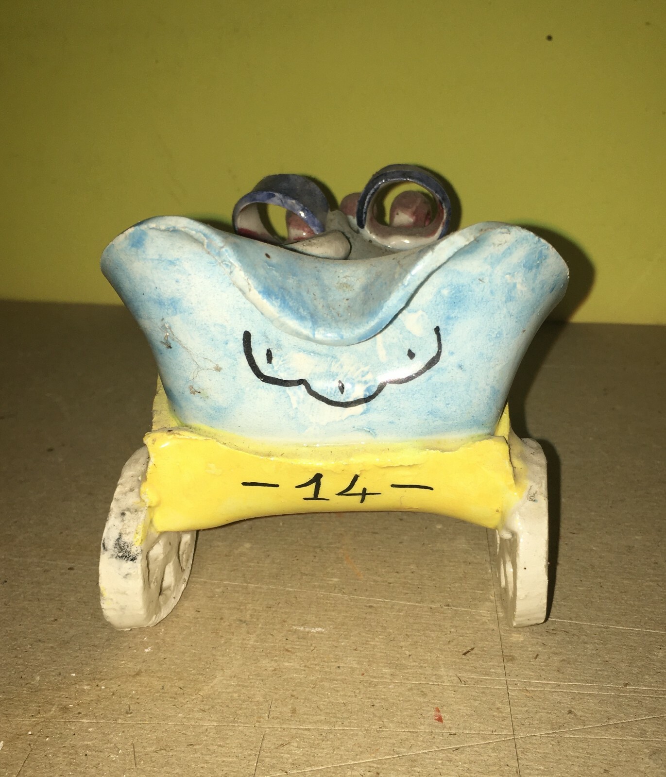 Soprammobile In Ceramica Policroma A Forma Di Automobile d'Epoca, Siglata CA